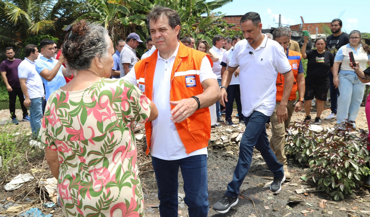 prefeito evandro cumprimenta uma senhora durante a visita